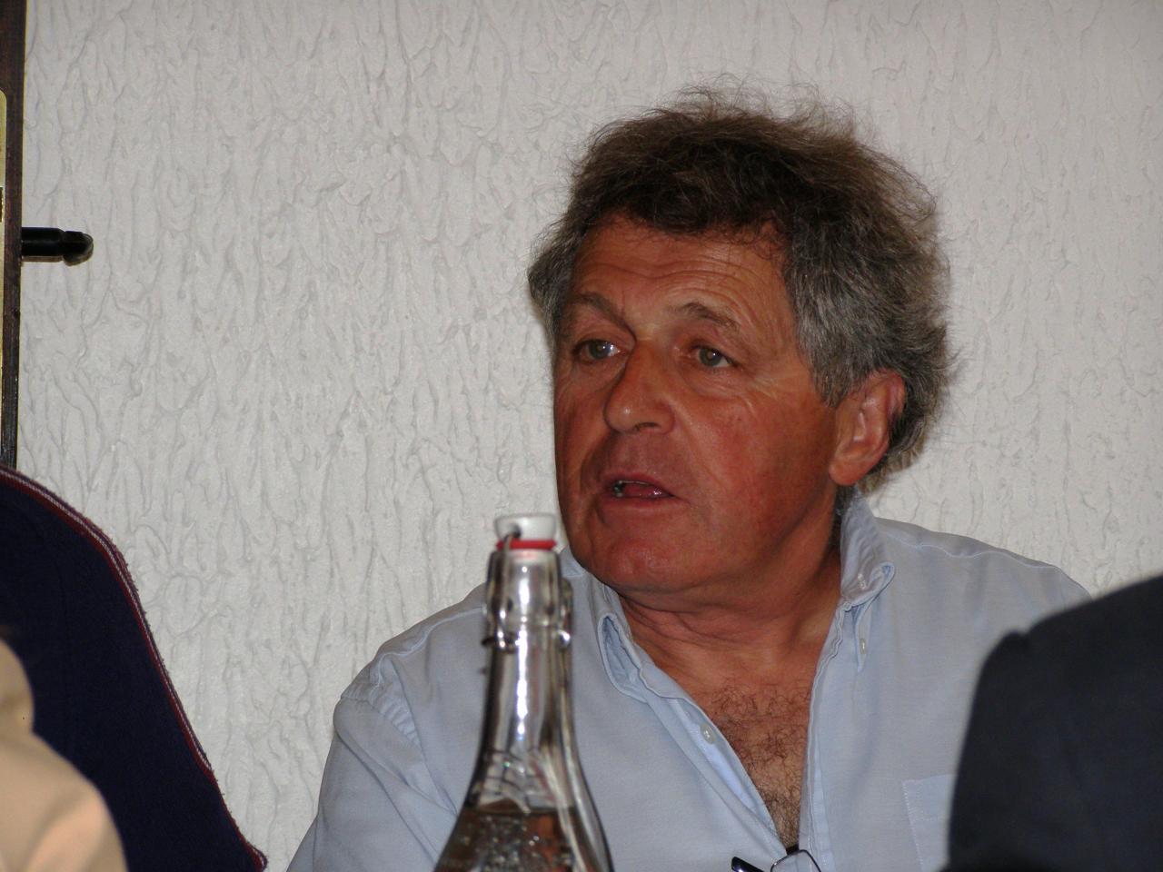L'éternel Xavier toujours proche d'une bouteille .....