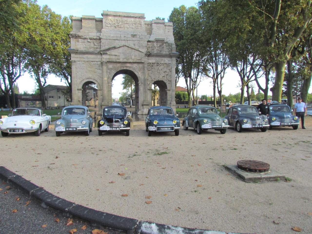 Exposition voitures Renault sous l'arc de Triomphe à Orange